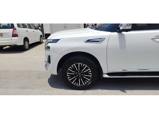 Car image 9