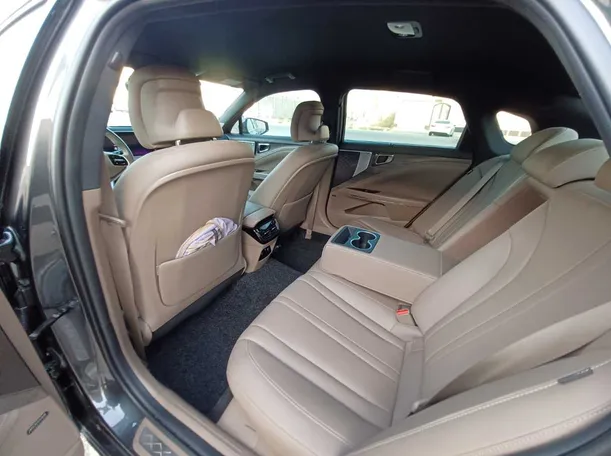 Car image 11