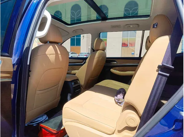 Car image 19