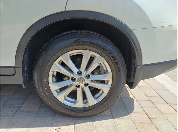 Car image 9