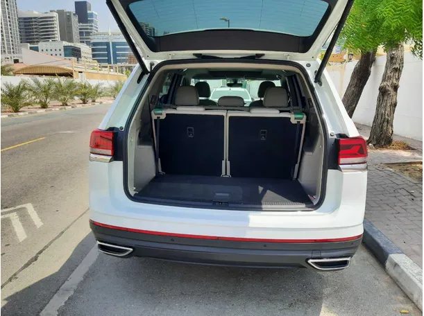 Car image 19