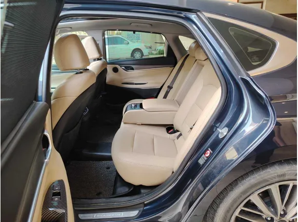 Car image 15