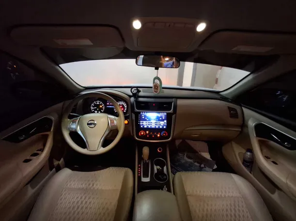 Car image 12