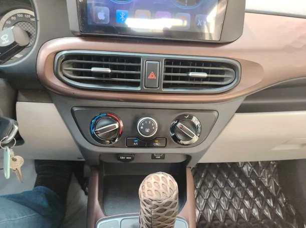 Car image 25
