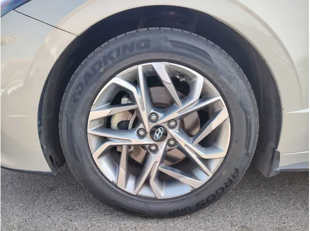 Car image 9