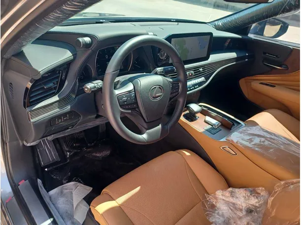 Car image 12