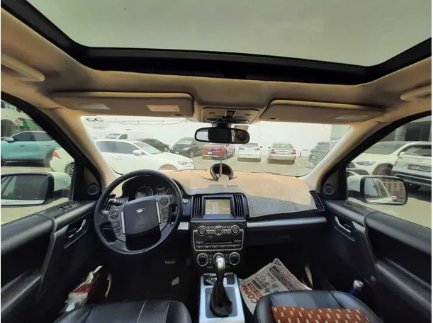 Car image 14