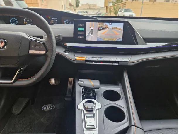 Car image 16