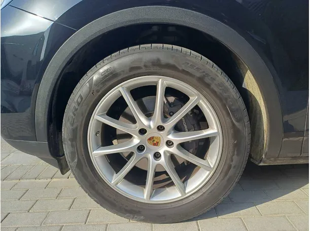 Car image 9
