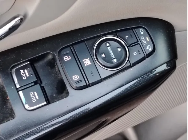 Car image 26