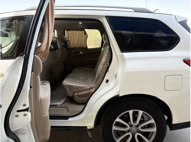 Car image 15