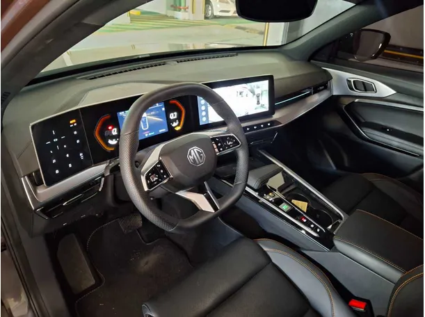 Car image 11