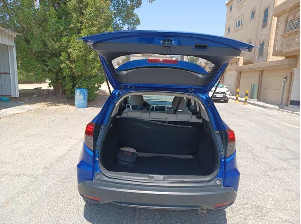 Car image 19