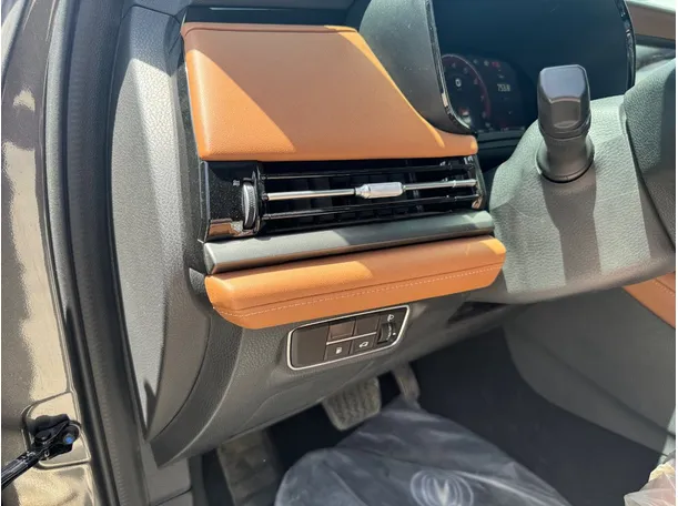 Car image 29