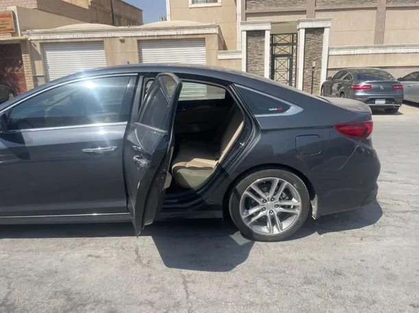 Car image 15