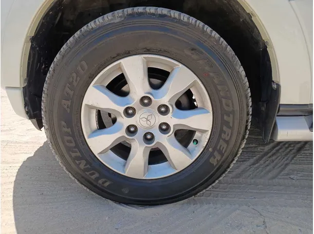 Car image 9