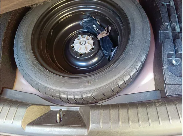 Car image 30