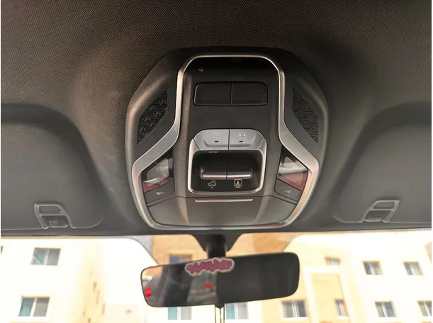 Car image 25