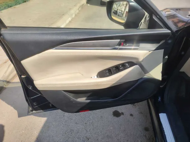 Car image 11