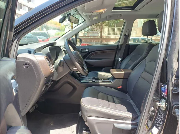 Car image 10