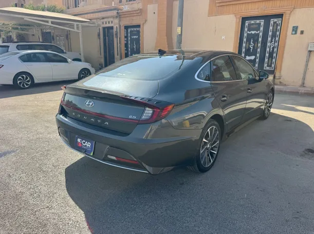 Car image 5