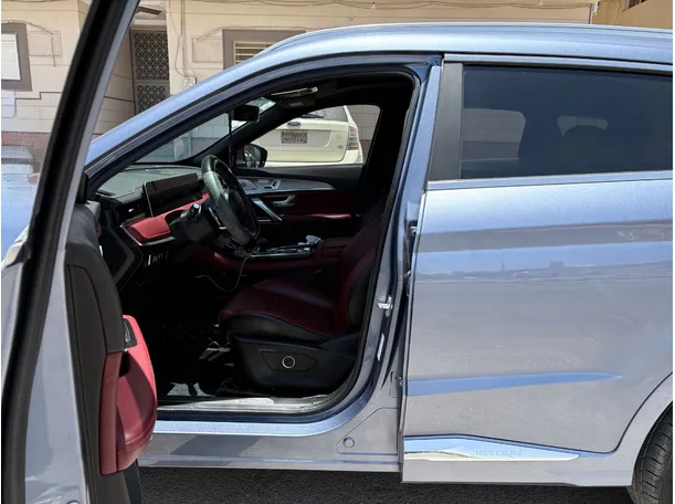 Car image 12
