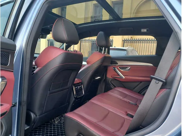 Car image 14