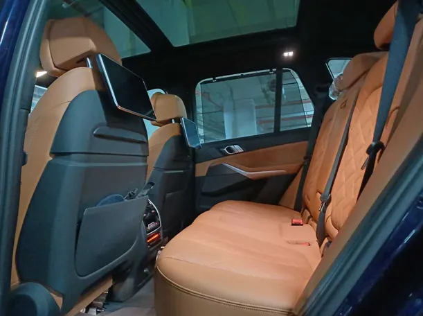 Car image 13