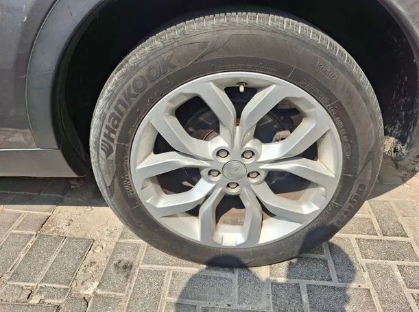 Car image 9
