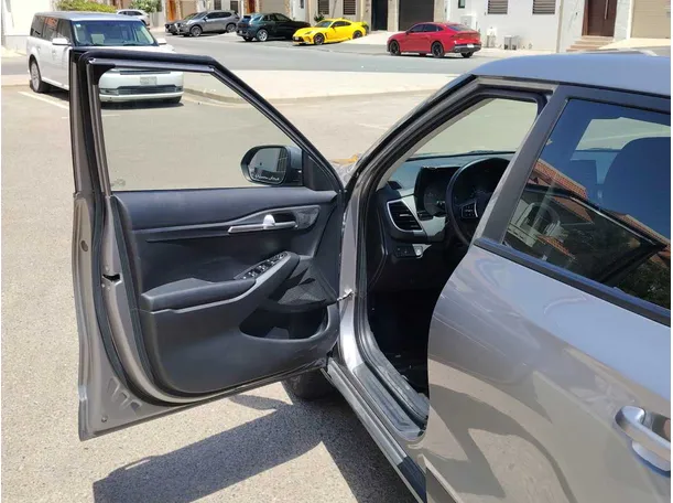 Car image 11