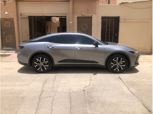 Car image 4