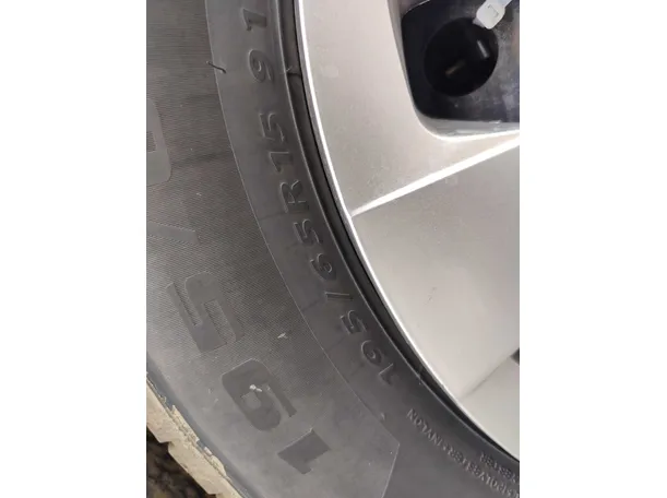 Car image 30