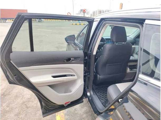 Car image 17