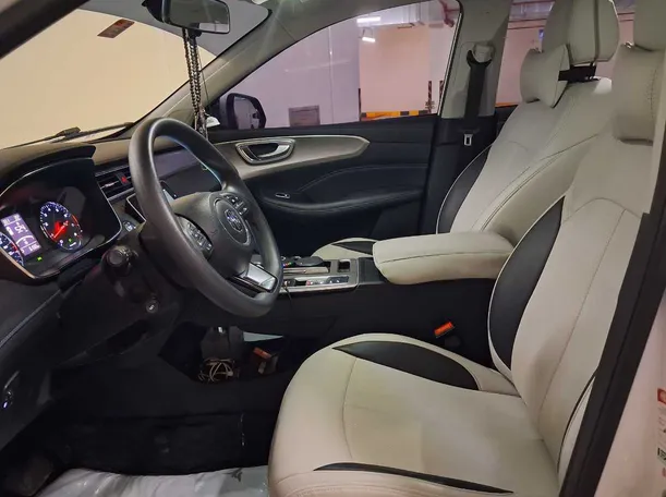 Car image 13