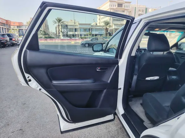Car image 14