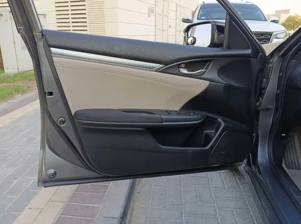 Car image 10