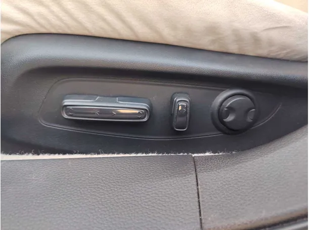Car image 28