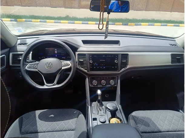 Car image 19