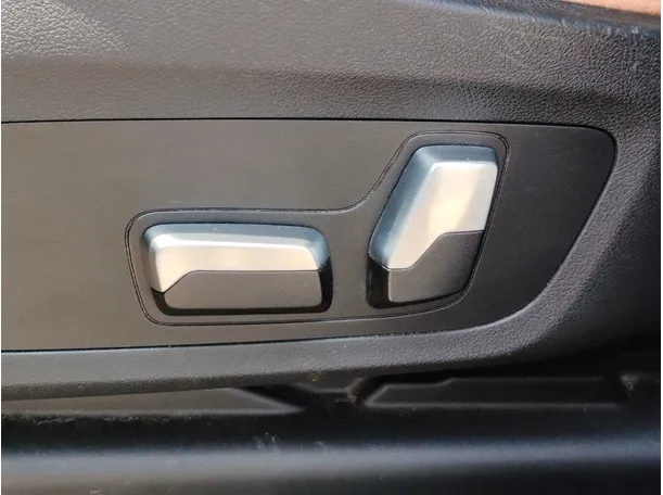 Car image 34