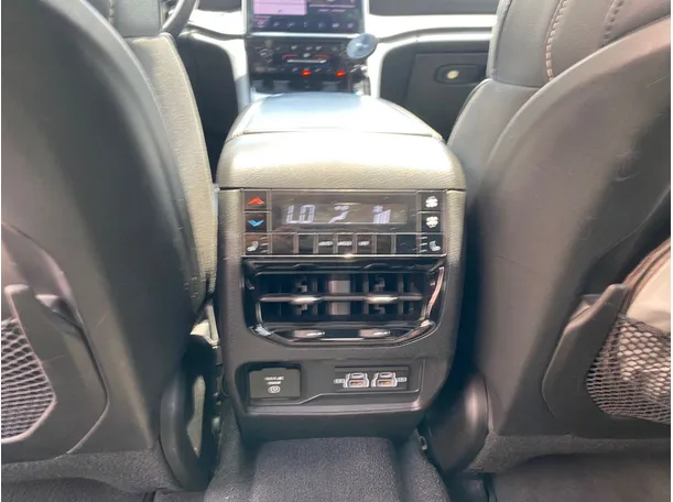 Car image 30