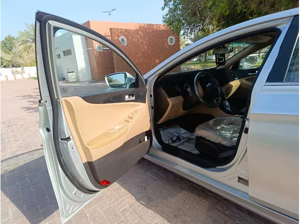 Car image 11