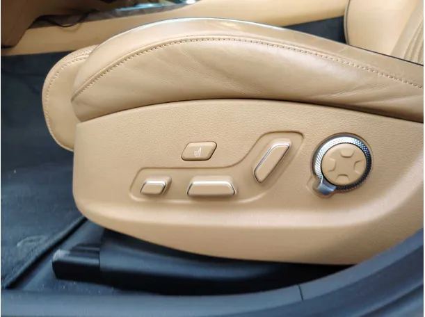 Car image 30