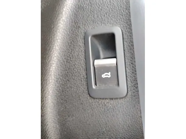 Car image 32