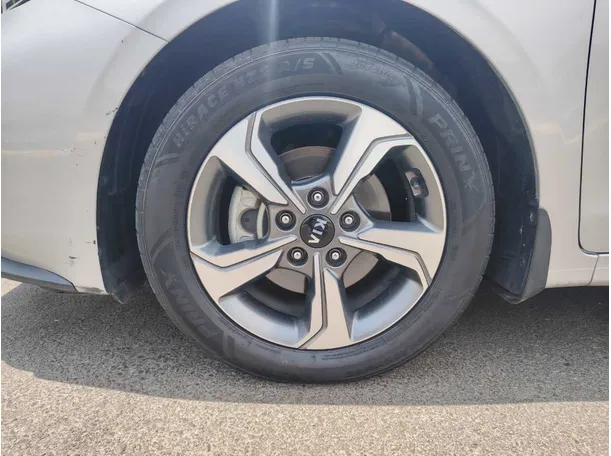 Car image 9