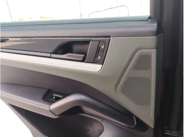 Car image 38