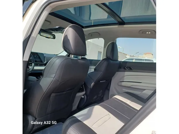 Car image 16