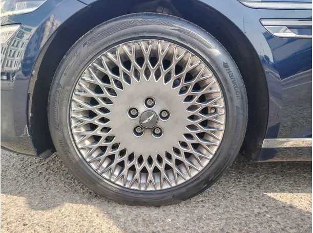 Car image 9