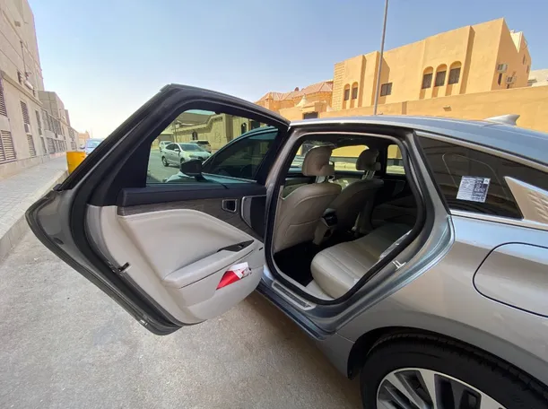 Car image 12