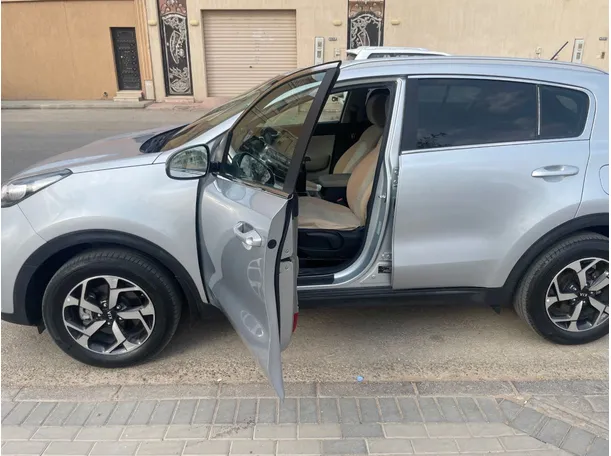 Car image 11