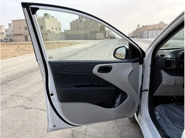 Car image 10